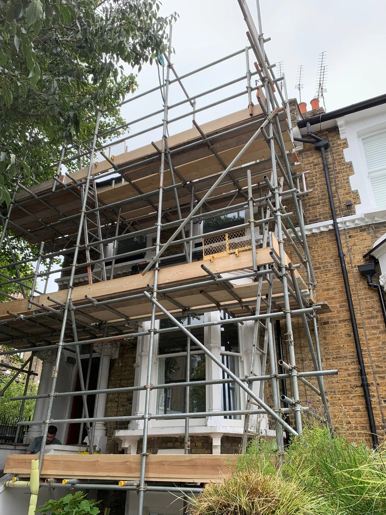 House scaffolding installed for safe residential property access